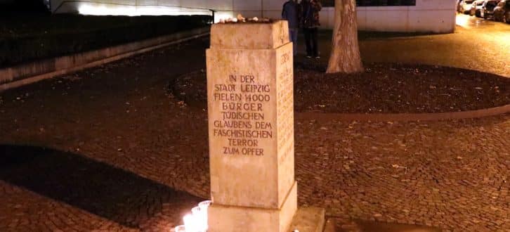 Schon am Mittwochabend gedachten an der ehemaligen Synagoge in Leipzig einige Menschen der Opfer in Halle. Foto: L-IZ.de