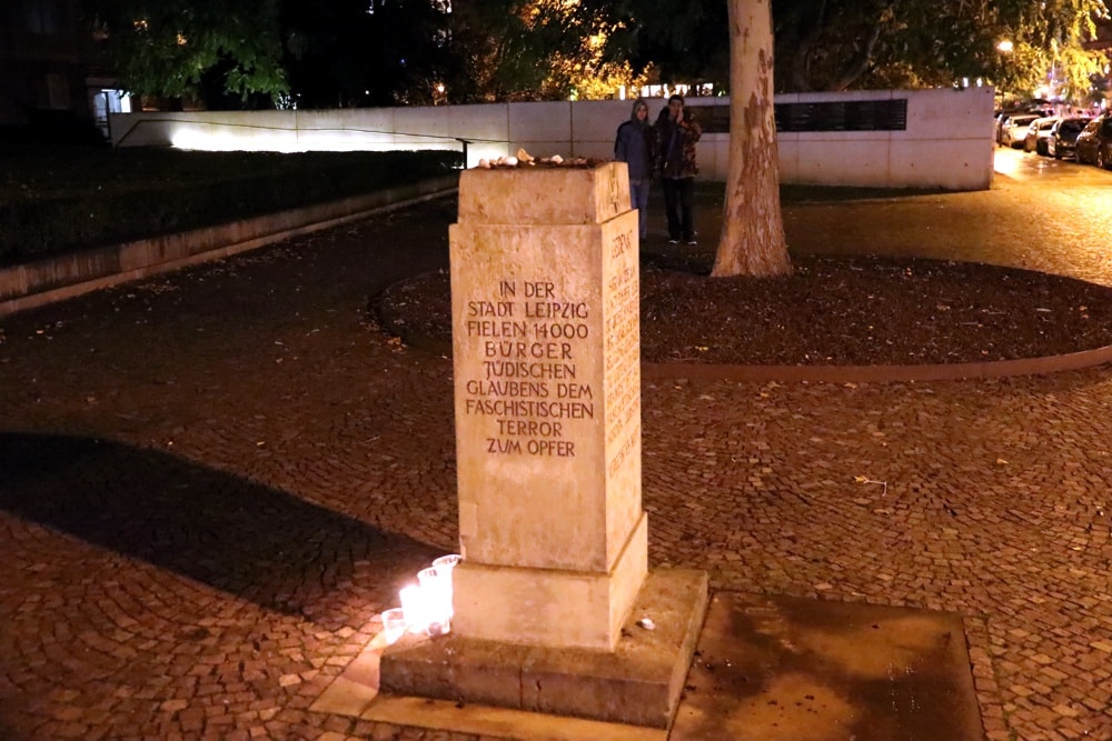 Schon am Mittwochabend gedachten an der ehemaligen Synagoge in Leipzig einige Menschen der Opfer in Halle. Foto: L-IZ.de