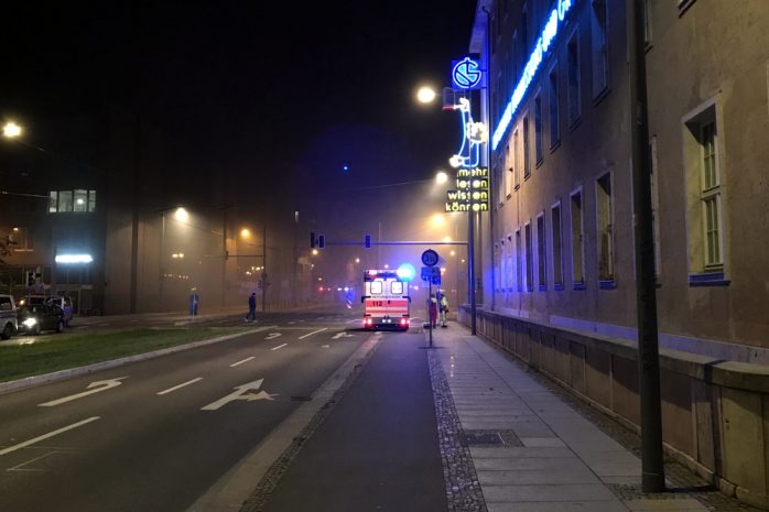 Gegen 2 Uhr - die Prager Straße ist vollständig zugenebelt. Passanten wurden außen herumgeführt. Foto: L-IZ.de