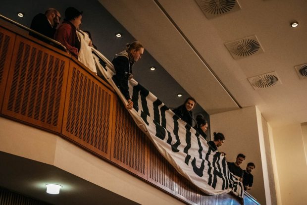 Den Protest bis in den Ratssaal hinein: einige wurden danach aus dem Rathaus entfernt. Foto: Tobias Möritz