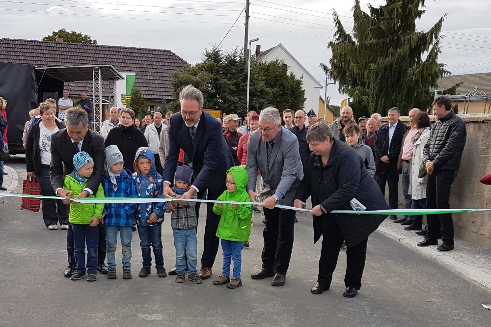 Banddurchschnitt im Rahmen der feierlichen Verkehrsfreigabe der Staatsstraße 107 in Radibor. v.l.n.r.: Landrat Michael Harig, Staatssekretär Stefan Brangs, Bürgermeister Vinzenz Baberschke, Doris Drescher, Präsidentin des Sächsischen Landesamtes für Straßenbau und Verkehr. Quelle: LASuV