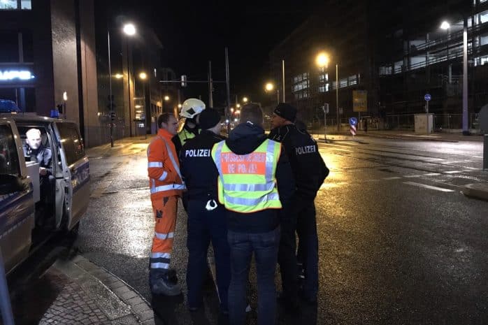 Lagebesprechung gegen Ende des Einsatzes. Foto: L-IZ.de