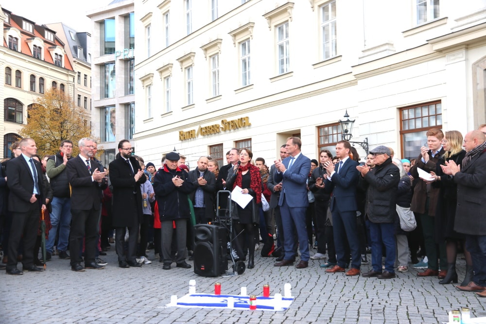 Die Mahnwache am 10.10.2019 in Leipzig u. a. mit Vertretern der CDU, Grünen, Linken, SPD, der jüdischen Gemeinde und weiterer Initiativen. Burkhard Jung, Michael Kretschmer und Küf Kaufmann (jüd. Gemeinde) nicht nur an diesem Tag Hand in Hand. Foto: Michael Freitag