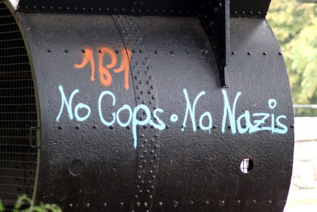 No Cops, No Nazis am Elsterwehr. Ein Slogan wird zur Marke. Foto: Michael Freitag