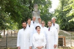 Prof. Stefan Langer (3.v.li.) und sein Team: Die Plastische Chirurgie am UKL wurde zur besten deutschen Weiterbildungsstätte 2019 gewählt. Foto: Angela Steller