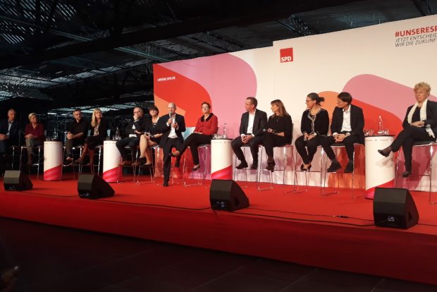 Die Kandidat/-innen stellten sich den Fragen des Publikums. Foto: René Loch