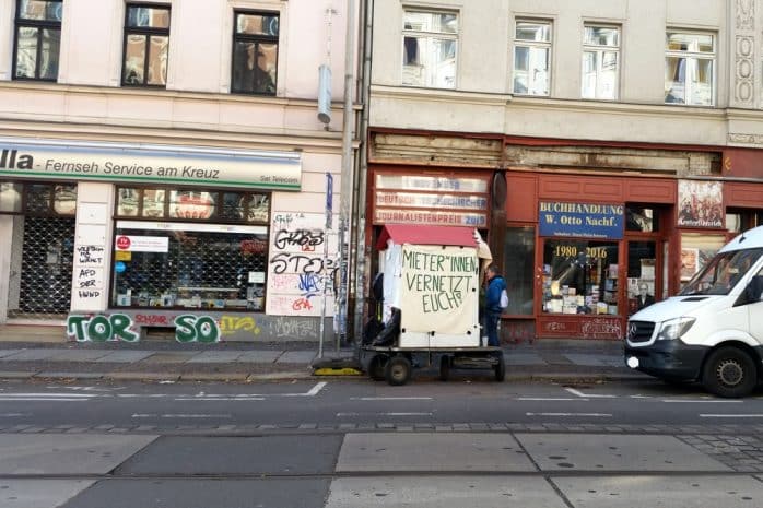 Start vor dem Start. Aus einer Handvoll Leute gegen 14 Uhr am UT Connewitz wurden am späten Nachmittag bis zu 300 Anwohner auf der Wolfgang-Heinze-Straße. Foto: Luise Mosig