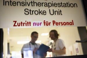 Auf der Stroke Unit, einer speziellen Intensivtherapiestation des UKL, werden Patienten mit modernsten Therapien und Geräten behandelt, die einen „Schlag“ erlitten haben. Foto: Stefan Straube / UKL