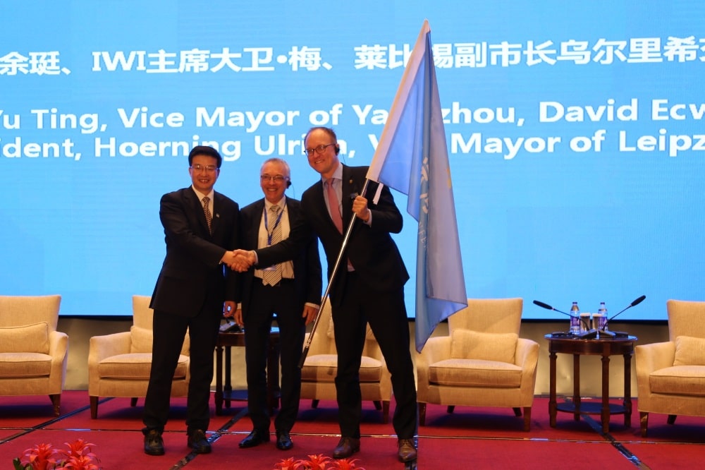 Übergabezeremonie. Von links: Ting Yu (Vizebürgermeister, Yangzhou), David Edwards-May (President Inland Waterways International), Ulrich Hörning (Bürgermeister und Beigeordneter für Allgemeine Verwaltung der Stadt Leipzig). Quelle: Stadt Leipzig