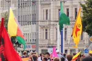 Demo für die Kurden in Syrien - YPG Fahne auf der Unteilbar-Demo am 6. Juli 2019 in Leipzig. Foto: Michael Freitag