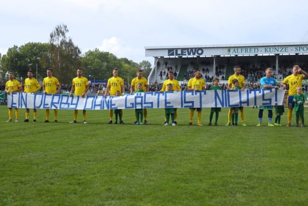 Mit diesem Transparent sprach die Lok-Mannschaft den Fußballfans aus dem Herzen. Foto: Jan Kaefer