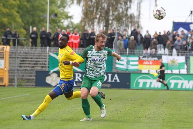 Benjamin Boltze (Chemie) kocht Stephane Mvibudulu (Lok) ab. Foto: Jan Kaefer