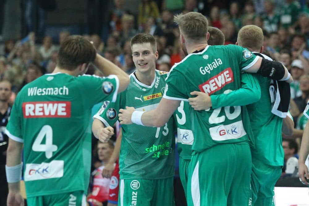 Viggo Kristjansson feiert mit seinem DHfK-Team einen weiteren Heimsieg. Foto: Jan Kaefer