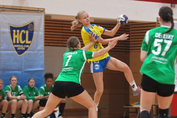 Julia Weise (HCL) wird hier von der Bremerin Lena Thomas abgedrängt. Foto: Jan Kaefer