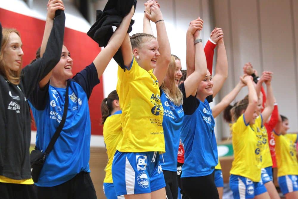 Die achtfache Torschützin Pauline Uhlmann (gelbes Trikot) und ihr Team sind sichtlich happy. Foto: Jan Kaefer