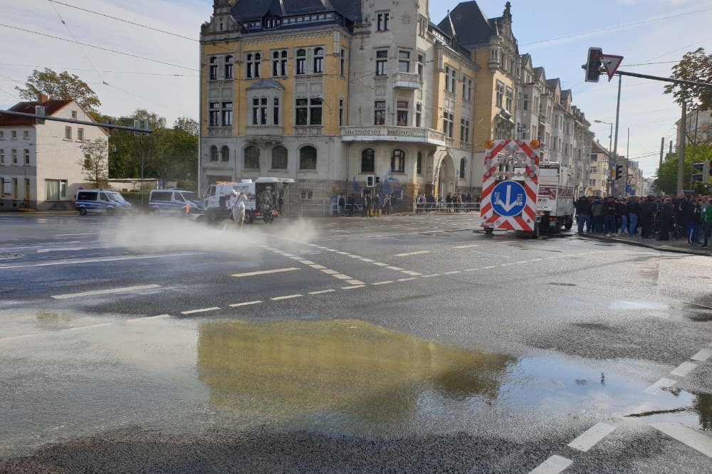 Vor dem Leutzscher Rathauses hatten Unbekannte blaue und gelbe Farbe ausgeschüttet und großflächig auf der Straße und der Fassade verteilt. Foto: L-IZ.de