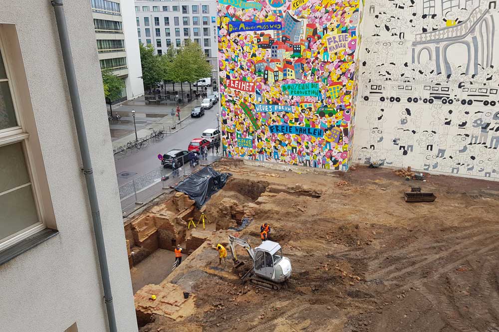 Blick auf die Ausgrabungen am Brühl und einen Teil des Wandbildes von Fischer-Art. Foto: Marko Hofmann