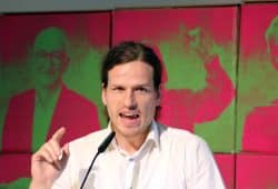 Jürgen Kasek lobte Grünen-Innenpolitiker Valentin Lippmann: „Es ist eine Sensation, dass im Sondierungspapier steht, dass es ein Konzept gegen Rechtsextremismus in Sachsen geben soll.“ Foto: L-IZ.de
