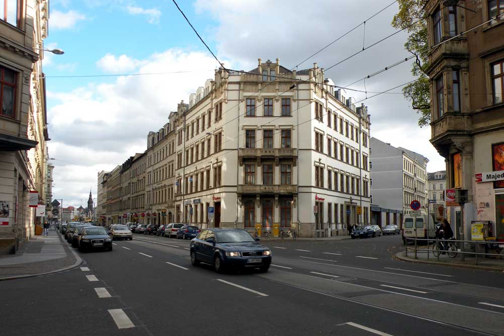 Innere Jahnallee (hier noch mit der zugeparkten zweiten Fahrspur). Foto: Marko Hofmann