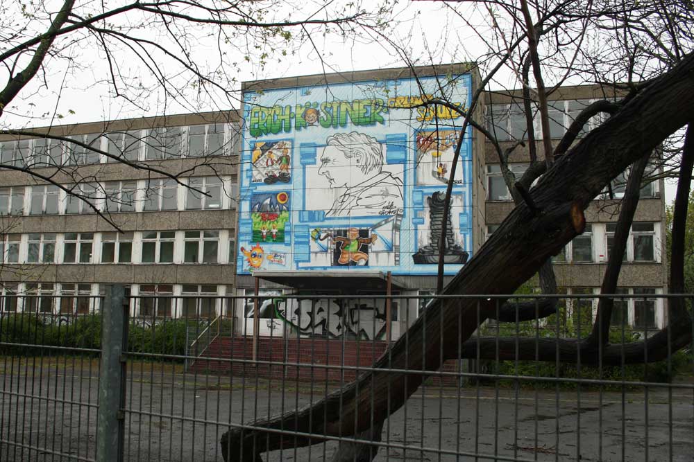 Das Erich-Kästner-Wandbild vor der Sanierung der Schule. Foto: Ralf Julke