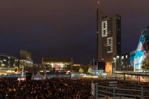 Lichtfest Leipzig 2019: Blick auf den Augustusplatz während der Eröffnung. Im Hintergrund das City-Hochhaus. Foto: Tom Schulze