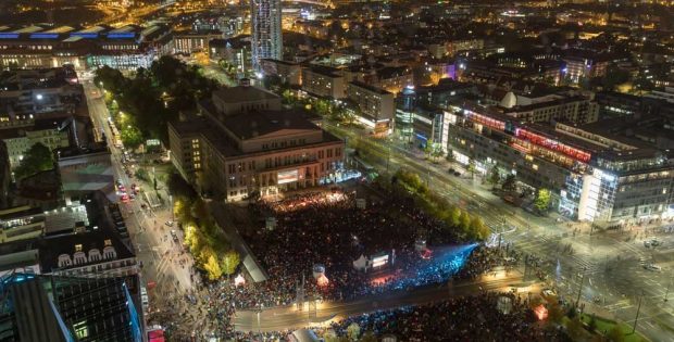 Lichtfest Leipzig 2019: Blick auf den Augustusplatz während der Eröffnung. Foto: Tom Schulze