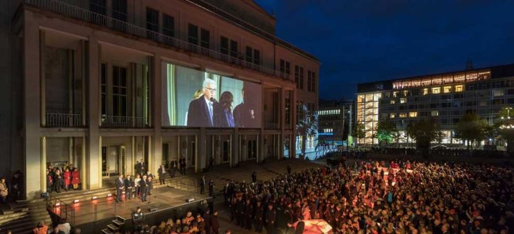 Während der kurzen Ansprache von Bundespräsident Frank-Walter Steinmeier zum Lichtfest 2019. Foto: Tom Schulze