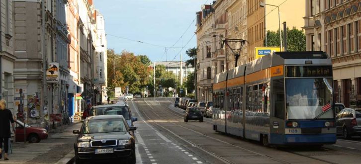 Die Linie 9 im Jahr 2015 auf der Fahrt durch die Wolfgang-Heintze-Straße. Foto: Ralf Julke