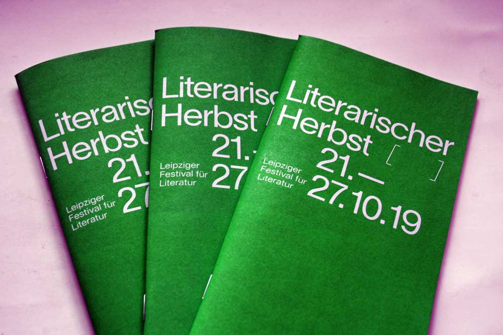 Frisch aus der Druckerei: die Programme zum Literarischen Herbst. Foto: Ralf Julke