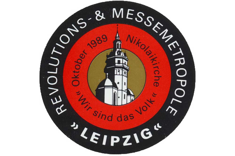 Das Bild, ein Aufkleber von 1990, ist Bestandteil des bereits 1989 einsetzenden Mythos. Foto: Archiv Bürgerbewegung Leipzig