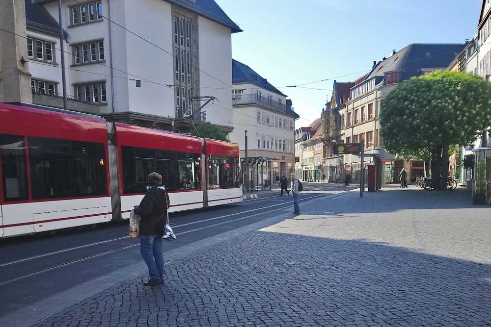 Gelunges Beispiel für „shared space“: Die Schlösserstraße in Erfurt. Foto: ADFC Leipzig