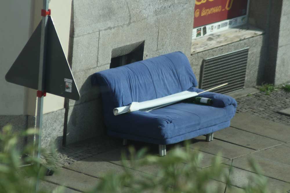 Für dieses Sofa hat sich inzwischen ein Liebhaber gefunden. Foto: Ralf Julke