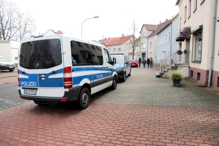 Seltsame Bilder - &Uuml;berall im Ort verlassene Polizeifahrzeuge, kein einziger Beamter weit und breit. Foto: Michael Freitag