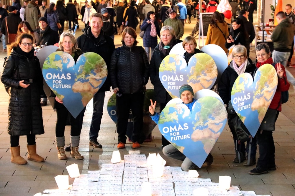 Ein Weihnachtsbaum aus Wünschen an die Zukunft in der Leipziger Innenstadt beendet den Klimastreik am 29.11.2019. Foto: Michael Freitag