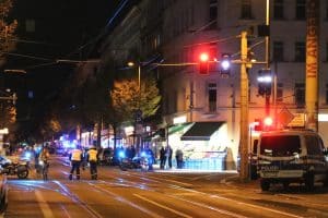 Polizei auf Kreuzung in der Eisenbahnstraße.