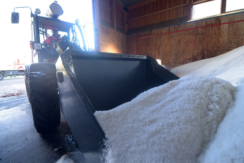 Check. Die Winterdienst-Fahrzeuge im Landkreis Nordsachsen sind einsatzbereit. Gut 4100 Tonnen Salz sind in den Straßenmeistereien eingelagert. Foto: Landratsamt/Bley
