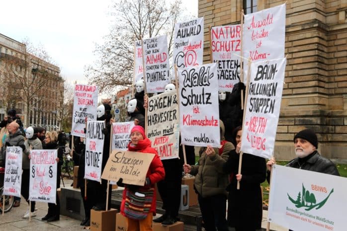 Die NuKLA-Aktion vorm Bundesverfassungsgericht. Foto: Michael Freitag