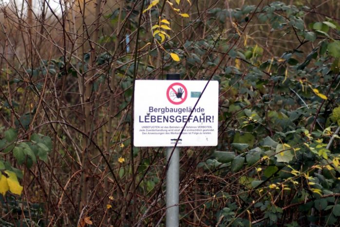 Rings um den Tagebau - auch im Wald ist Lebensgefahr. Foto: Michael Freitag
