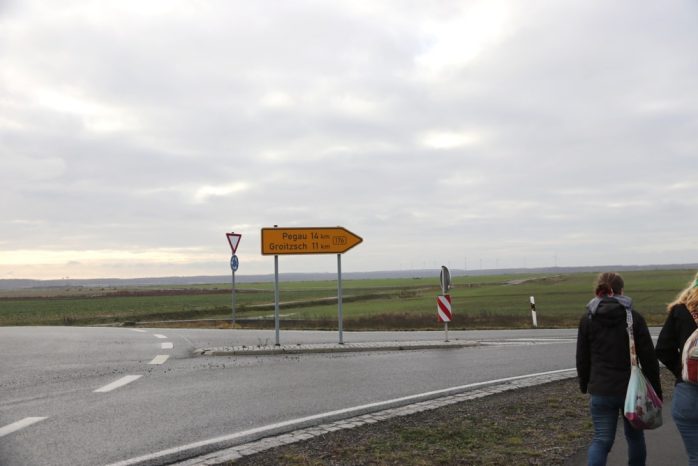 Auf der B 176 geht es entlang zum besetzten MIBRAG-Tagebau Peres ... Foto: Michael Freitag