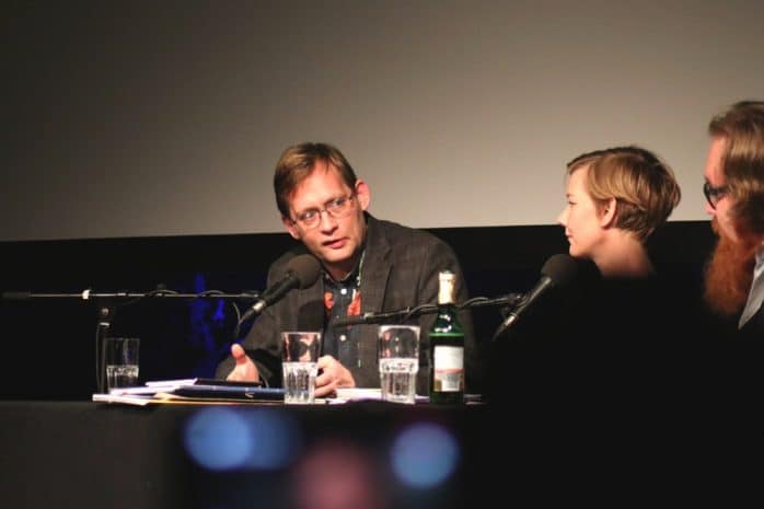 Clemens Meyer und Sandra Hüller 2018 unterstützt durch Moderator Claudius Nießen in der Schaubühne. Foto: L-IZ.de
