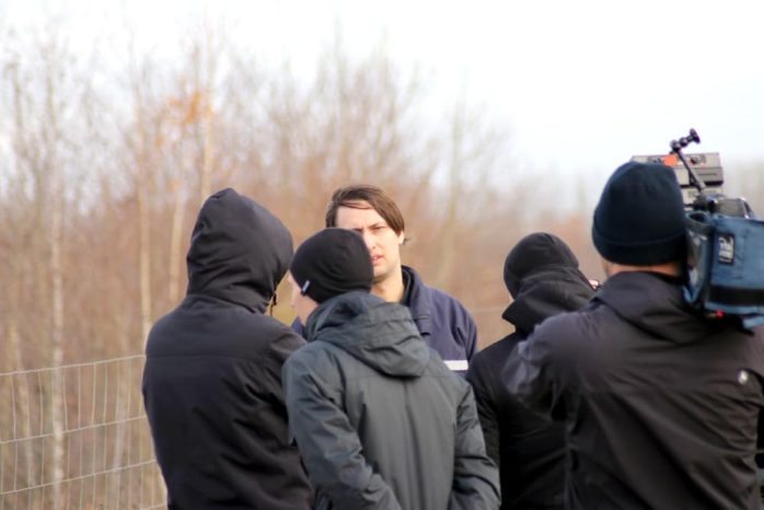 Der MIBRAG-Werksschutz kommt, telefoniert und kapituliert - Fridays darf bleiben und von der Reise rasten. Foto: Michael Freitag