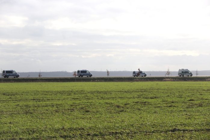 Die Polizei muss ab etwa 13:30 Uhr weitere Kräfte heranführen - im Tagebau ist lange nur eine Hundertschaft vor Ort. Foto: Michael Freitag
