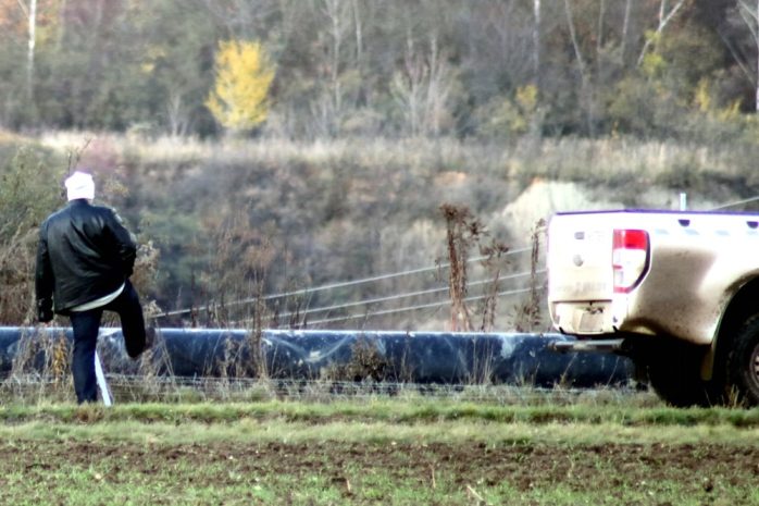 Nach der Besetzung des Tagebaus durch Ende Gelände. Ein Mitarbeiter der MIBRAG am ein- und aushängbaren Zaun ums Gelände. Foto: Michael Freitag