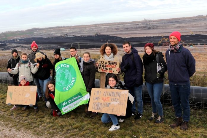 Nachdem alle f&uuml;r den 30. November alle Demonstrationen untersagt worden waren: Ein FFF-Spaziergang zur Abbruchkante. Foto: Michael Freitag
