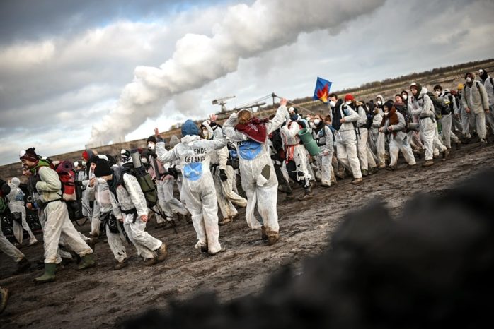 Gegen den Kohleausstieg erst 2038: Ende Gel&auml;nde besetzt immer wieder Braunkohletagebaue. Foto: Tim Wagner