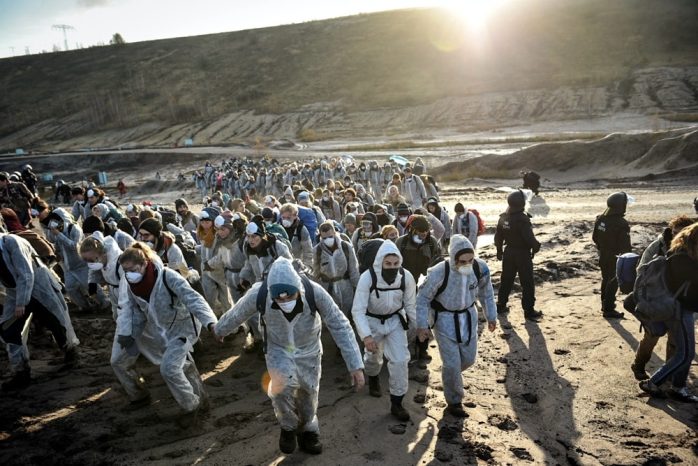 Erst in kleinen Gruppen, dann immer mehr. Der Tagebau Peres f&uuml;llt sich mit Menschen. Foto: Tim Wagner