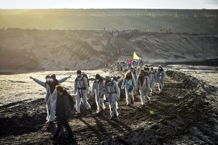 Insgesamt nahmen am 30. November 2019 rund 4.000 Menschen an der "Ende Gel&auml;nde"-Aktion in der Lausitz und im Leipziger Revier teil. Foto: Tim Wagner