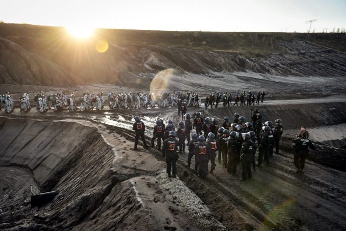 Die Sonne geht auf über dem Kohletagebau. Foto: Tim Wagner