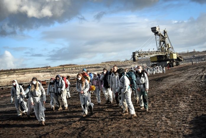 Der zweite Bagger (im Hintergrund) wurde ebenfalls polizeilich besetzt. MIBRAG-Mitarbeiter waren anfangs nicht vor Ort. Foto: Tim Wagner