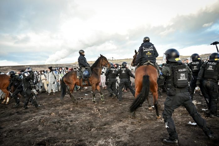 Zweimal versuchte die Polizei Menschen abzudrängen und aus dem Tagebau hinauszufahren. Den dritten Versuch brachen die Beamten ab. Foto: Tim Wagner
